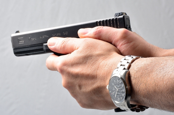 Tecnica: le impugnature errate con la pistola semiautomatica alcuni tiratori sparano - anche bene - applicando l'indice della mano debole sul guardamano della pistola. Questa è una tecnica particolare che non riesce a tutti e può provocare tiri strappati verso il basso