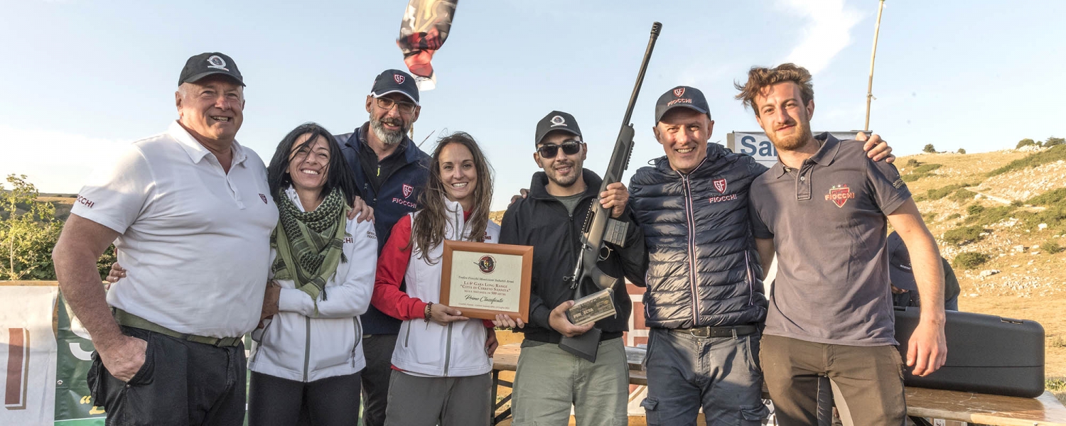 Trofeo Fiocchi-Sabatti 2021: il tiro a lunga distanza in armonia Lo staff Fiocchi insieme al vincitore del Trofeo Fiocchi-Sabatti, Corrado Di Carlo