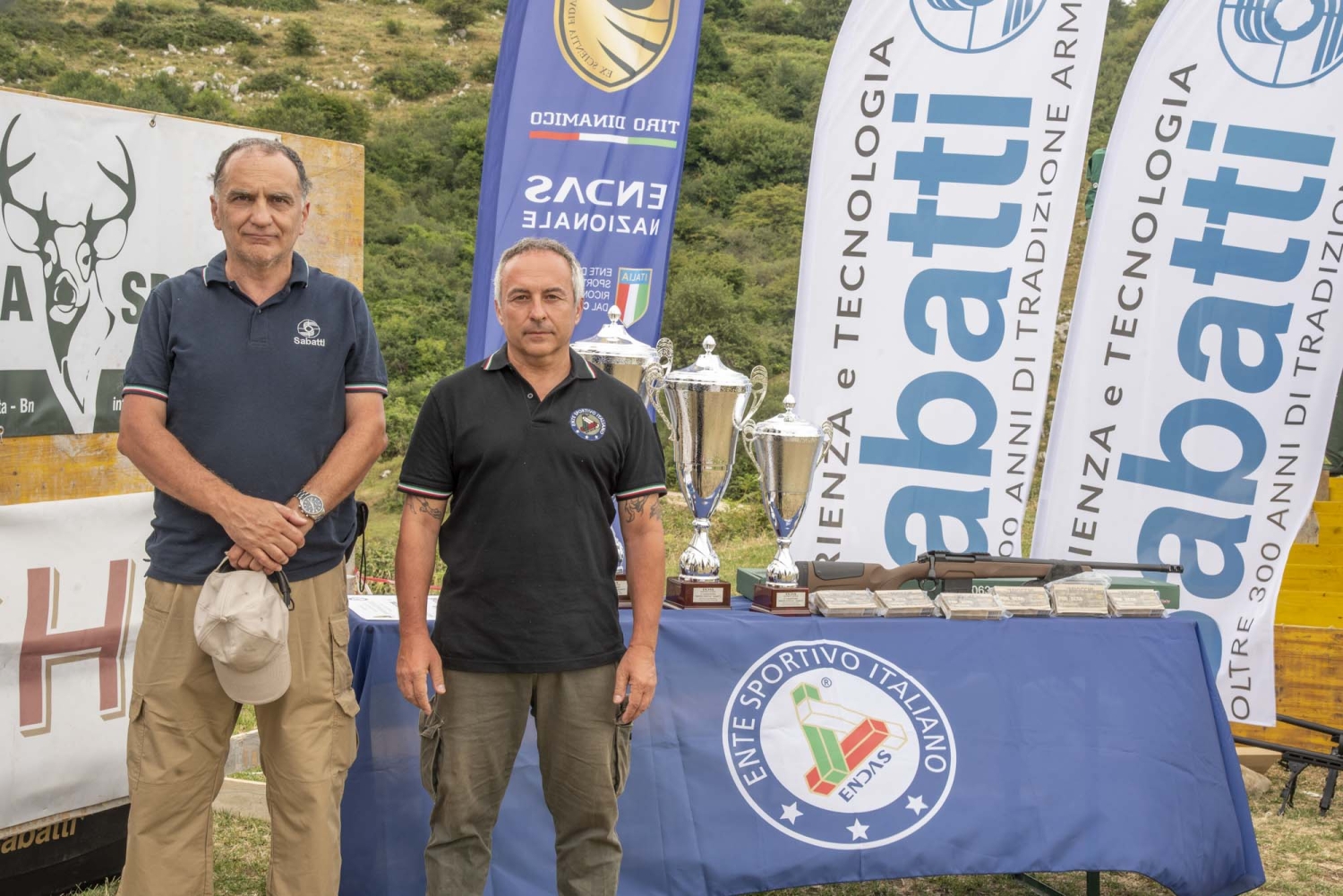 Trofeo Fiocchi-Sabatti 2022 A sinistra, Leonardo Umberto Andreoli, responsabile della sezione Arma Lunga Rigata del Dipartimento Sicurezza dell'ENDAS Nazionale, diretto da Vito Lettieri (a destra)