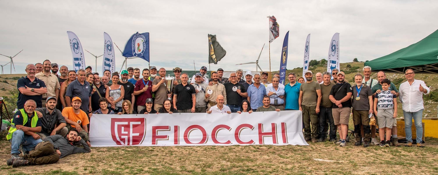 Trofeo Fiocchi-Sabatti 2022 I premiati, gli sponsor e tutti i responsabili dell'organizzazione in posa nella foto di gruppo di rito a fine giornata. Le facce sorridenti parlano da sole.