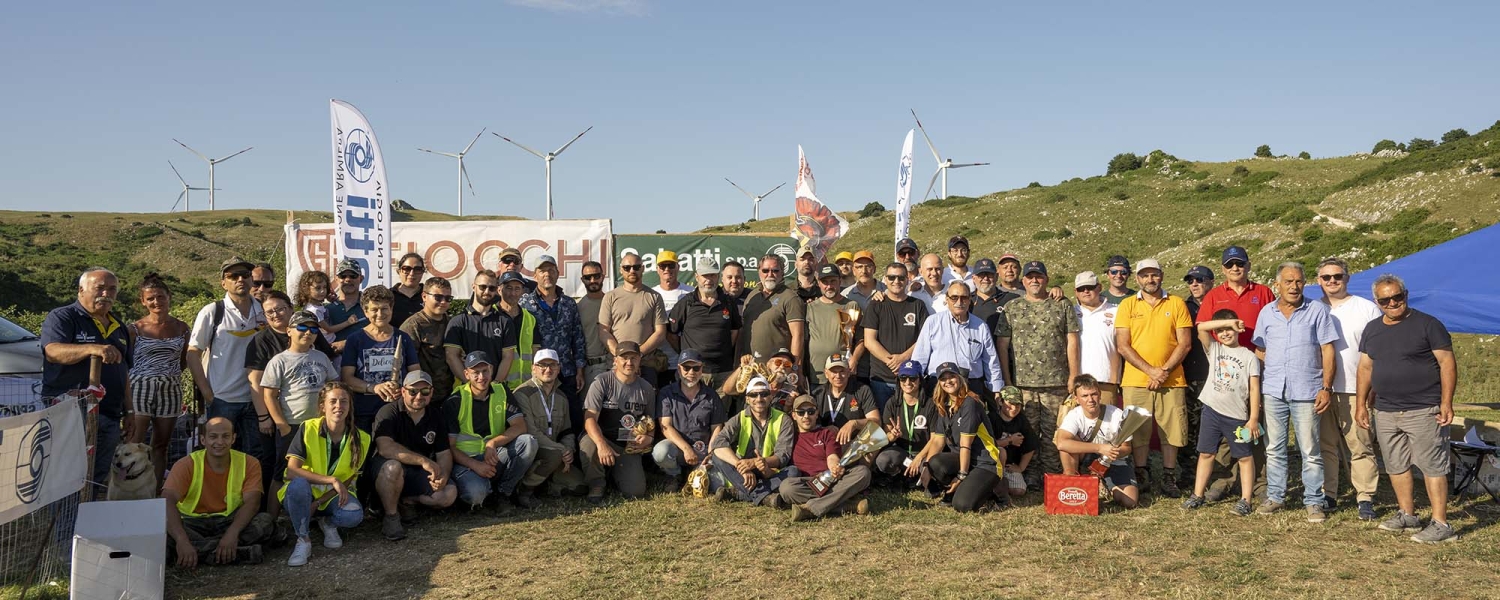 Trofeo Fiocchi-Sabatti 2023 Foto di gruppo con organizzatori, collaboratori e sponsor del Trofeo Fiocchi-Sabatti, insieme a parte dei tiratori partecipanti: quelli che non lasciano il campo finché non cala la sera... (e anche dopo)