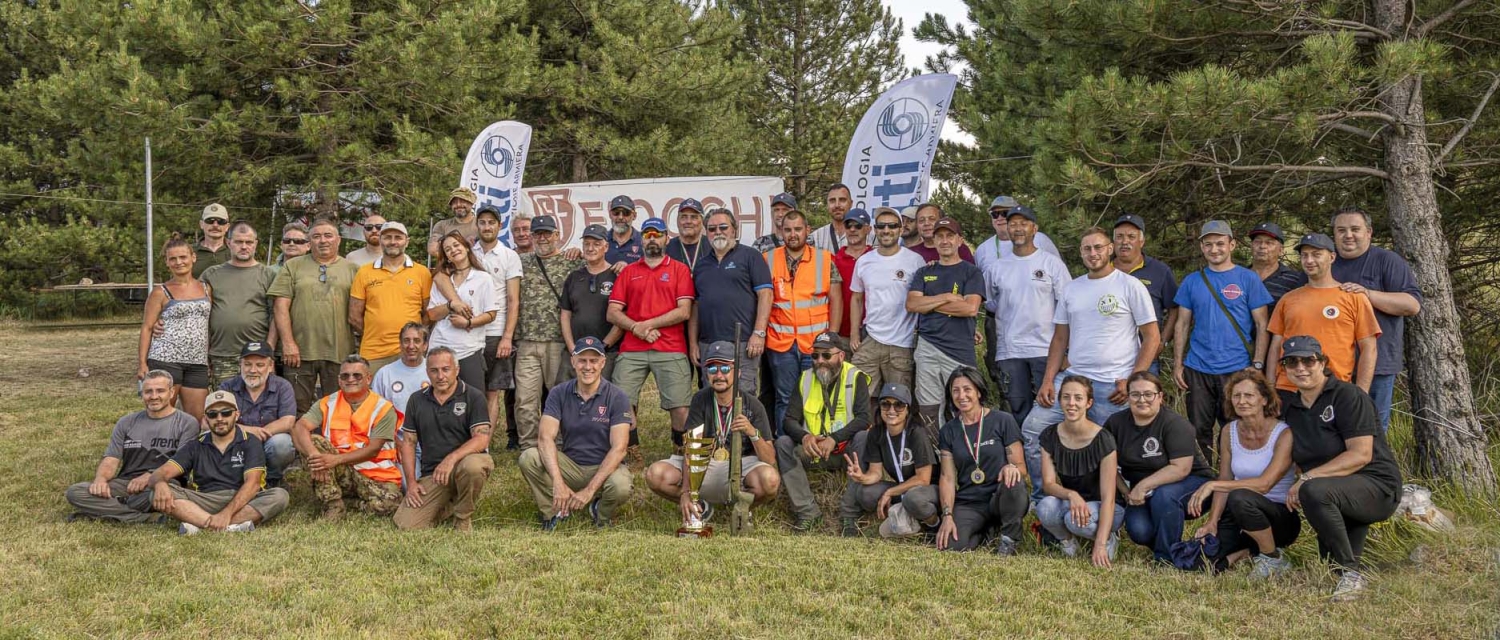 Trofeo Fiocchi-Sabatti 2024, non solo competizione... Foto di gruppo con il corpo principale degli organizzatori del Trofeo Fiocchi-Sabatti e alcuni dei tiratori storici "immancabili"