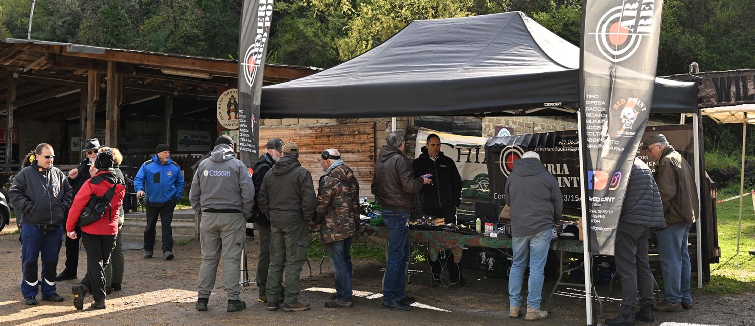 Laugo Arms "Alien": la pistola di un altro pianeta Lo stand dell'Armeria Red Point di Roma. In occasione degli eventi di prova sul campo che organizza per presentare le sue migliori novità, chi attende il suo turno per le prove di tiro non si annoia mai, perché c'è sempre abbondanza di armi e accessori (da vedere e comprare)