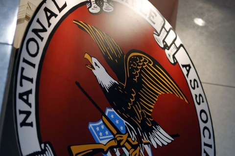 Lo Stato di New York vuole sciogliere l'NRA!