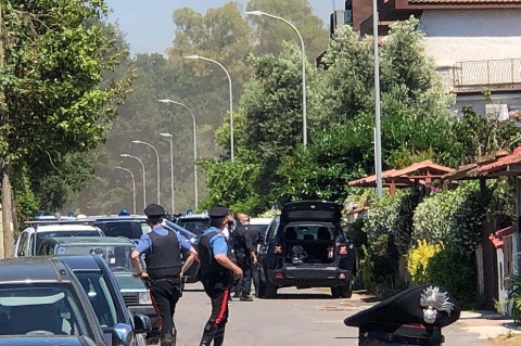 La strage di Ardea ha sconvolto la nazione: tre vittime, tra cui due bambini. Ma la legge avrebbe già impedito che un'arma restasse nella casa di un malato mentale: perché le Autorità preposte non l'hanno applicata?