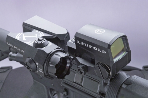 Il Leupold D-Evo (a sinistra) montato in copia con un punto rosso olografico Leupold LCO