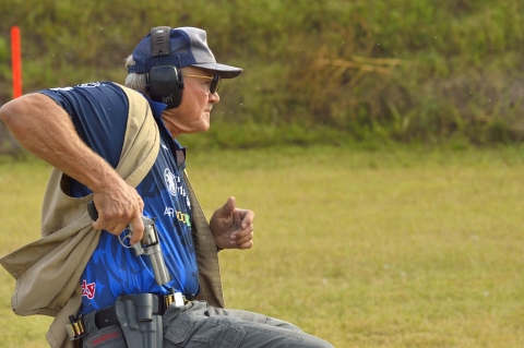 Il campione americano Jerry Miculek durante una gara IDPA con revolver
