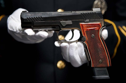 SIG Sauer P320 M17 Ceremonial: la pistola delle sentinelle della tomba del milite ignoto degli Stati Uniti d'America