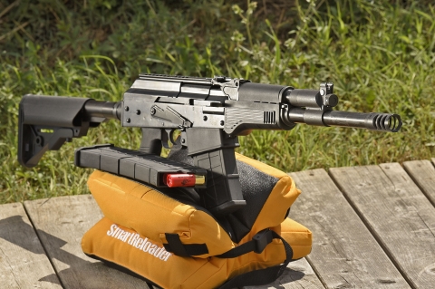 Il massiccio AK-12s Tactical della S.D.M. è un fucile semi-automatico calibro 12 con pistone a corsa lunga tipo AK