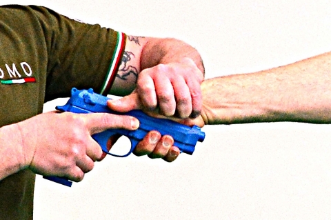 Tecniche di prevenzione contro la sottrazione dell’arma corta