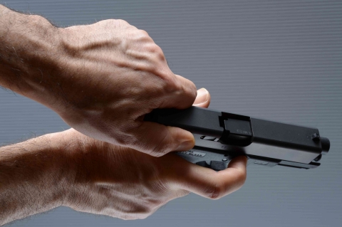la classica presa "a pinza", nella quale si arretra il carrello utilizzando pollice e indice