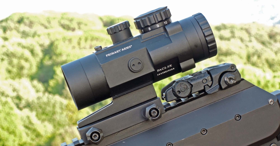 Primary Arms SLx PAC2.5x Compact: l'ottica prismatica per armi moderne
