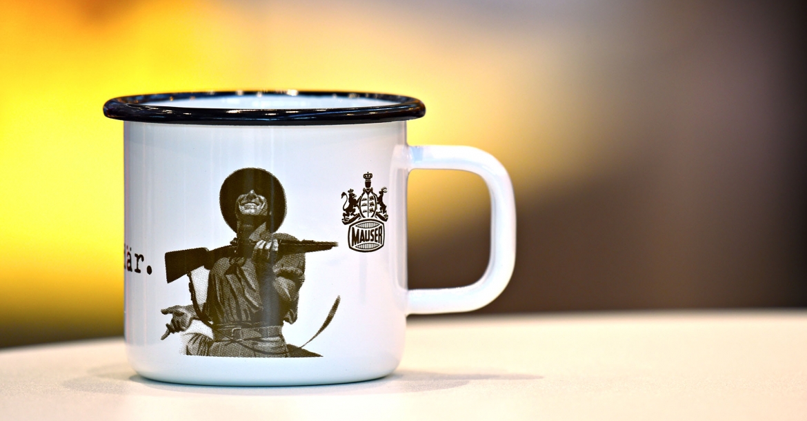 Una tradizionale tazza "African Hunter" con il logo Mauser