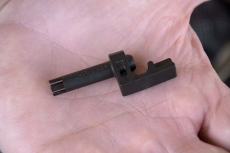Lo AR Vent Hole Scraper è un pratico accessorio che consente la facile pulizia delle valvole di presa gas sui fucili semi-automatici moderni